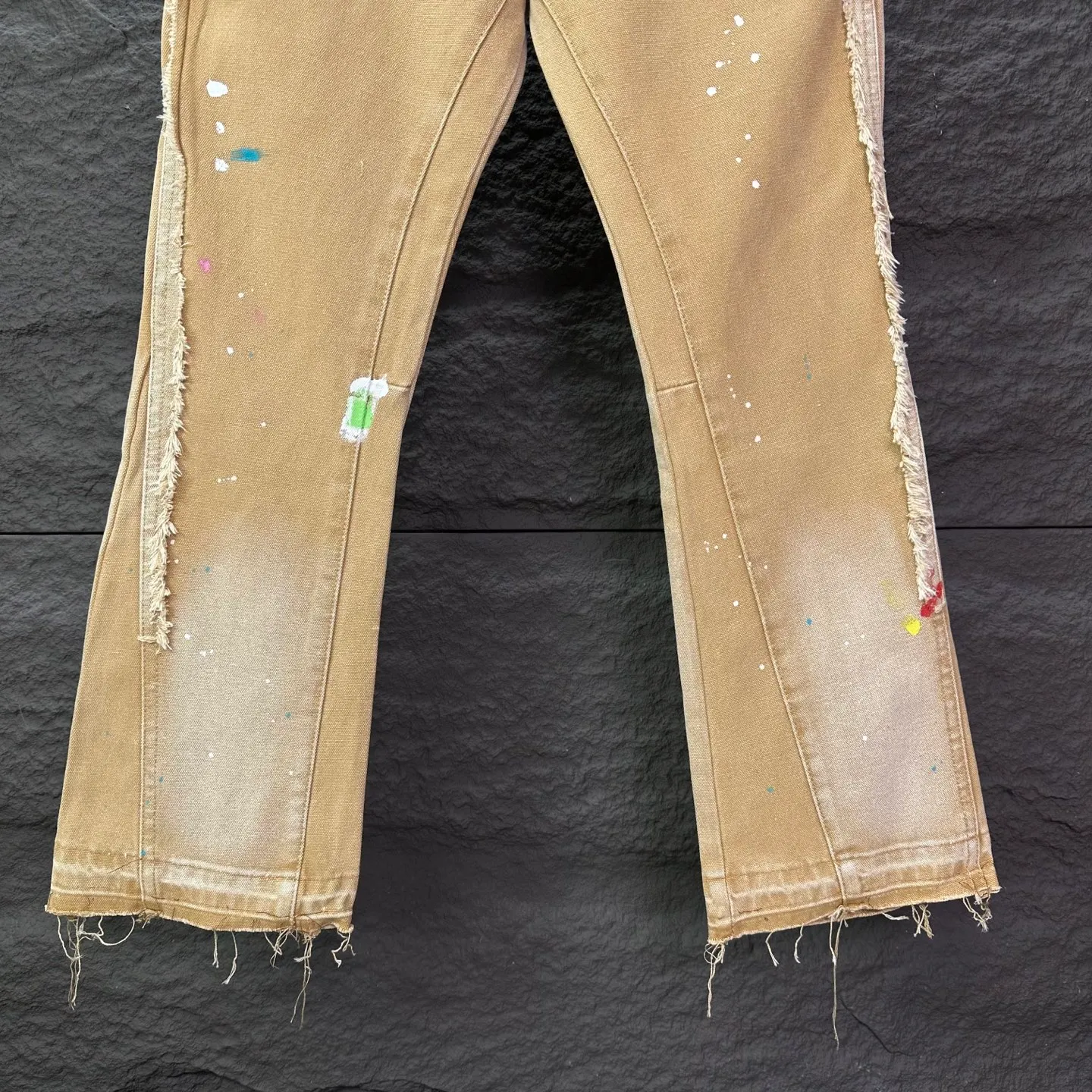 P250 GALLERY DEPT. & Croixin co-branded 2025 new splash-ink hand-painted splicing multi-pocket couple style loose washed micro-flared jeans 🔥High version🔥High version🔥 Top ceiling quality Styles with different washed textures are very friendly to people with thin legs and thick legs. The micro-flared version is very flattering. Moderate length that never goes out of style, easy to match with casually, basic styling for various styles, a must-have in the wardrobe! The fabric is stiff but also makes the upper body soft without losing texture. The washing process is even more perfect. It is a must-have item for everyone! ! ! Washed wheat, hang tag, pants label, complete with three labels Color: khaki Size: 28, 30, 32, 34, 36 (five sizes)